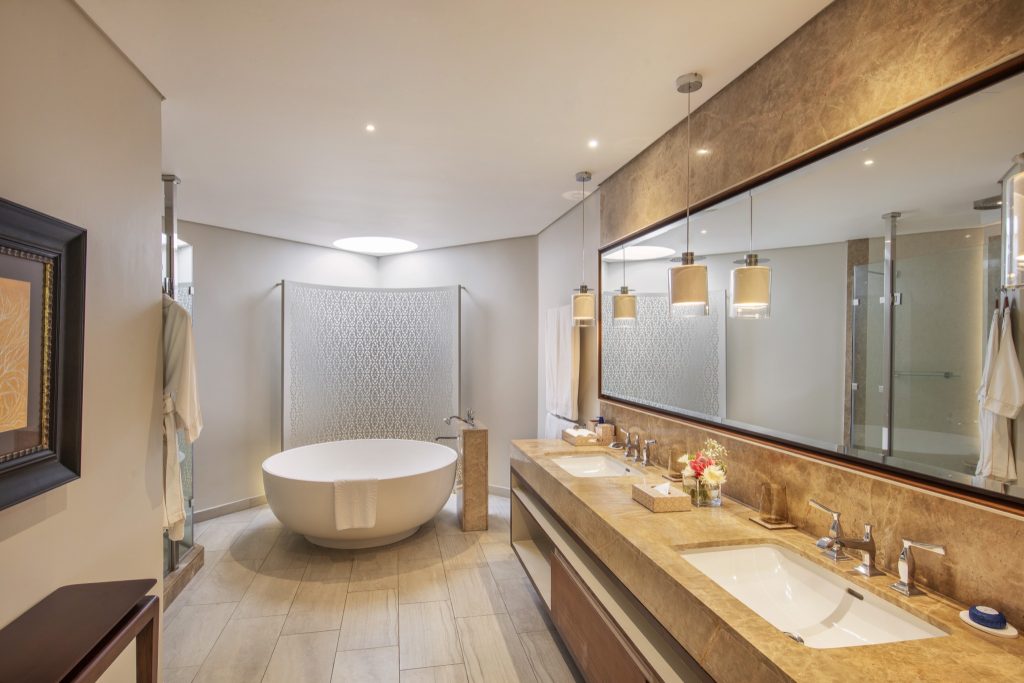 Modernes penthouse Badezimmer im Royal Palm Beachcomber Luxury mit freistehender Badewanne und Doppelwaschbecken