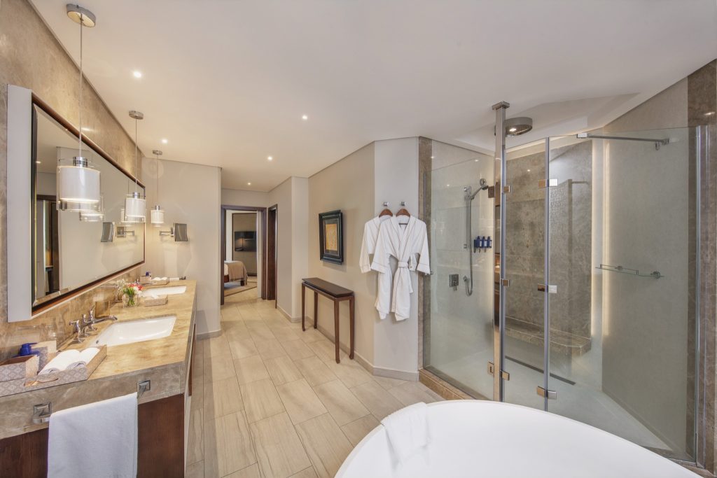 Penthouse Badezimmer im Royal Palm Beachcomber Luxury mit freistehender Badewanne, Dusche und Doppelwaschtisch