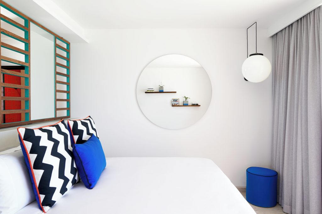 Modernes Hotelzimmer Salt of Palmar Bang on Beach mit geometrisch gemusterten Kissen, rundem Spiegel