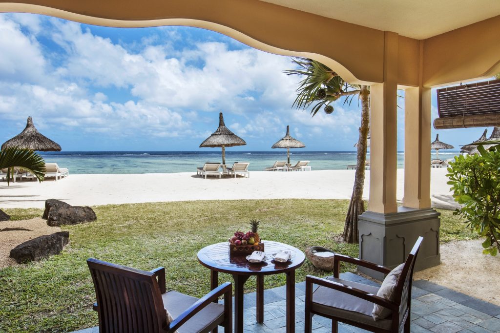 Terrasse der Junior Suite Beachfront im Shanti Maurice Resort & Spa mit Holztisch, Stühlen