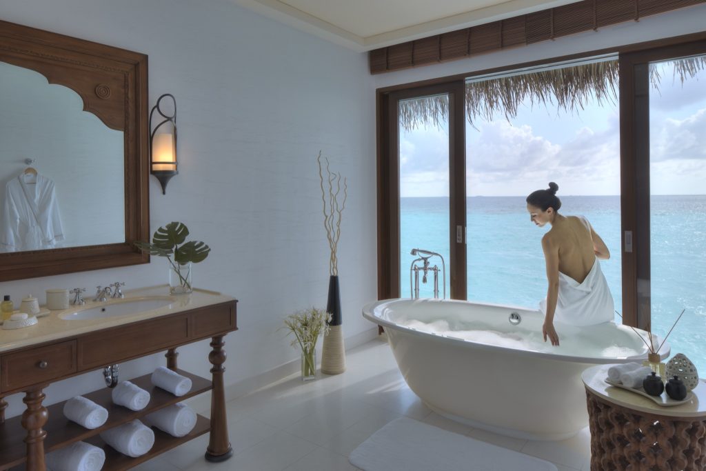 Badezimmer mit freistehender Badewanne vor Panoramafenster mit Meerblick in Two Bedroom Water Pool Villa
