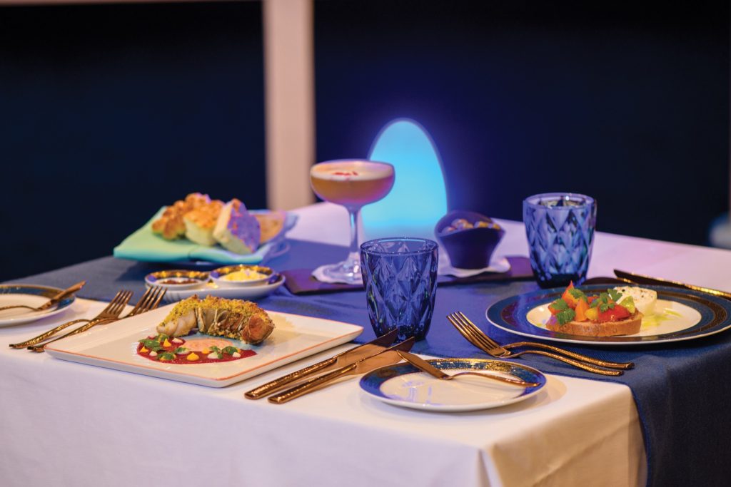 Gedeckter Tisch im Restaurant Nu im Varu by Atmosphere mit blauer Tischdecke, goldfarbenem Besteck und blauen Gläsern