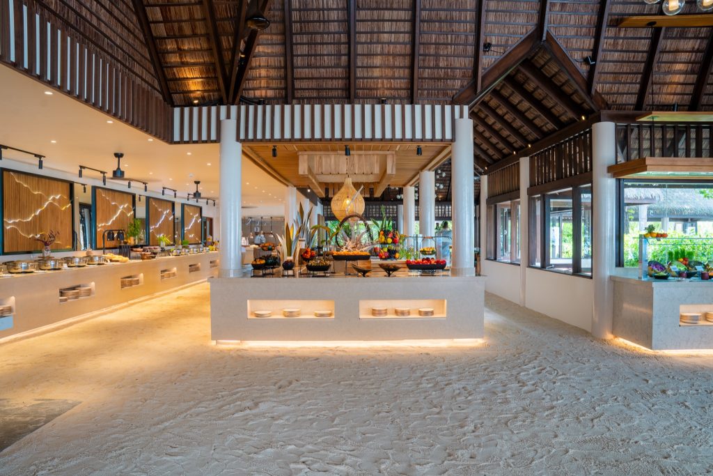 Offener Restaurantbereich mit Buffet im Veligandu Maldives Resort Island Restaurant Dhonveli, Sandboden und Holzdach