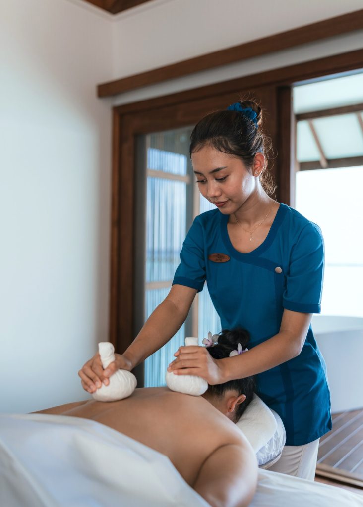 Spa-Raum im Veligandu Maldives Resort Island mit Massage, Holztürrahmen und Tageslicht durch