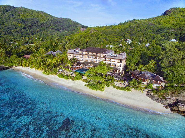 Luftaufnahme des DoubleTree by Hilton Seychelles – Allamanda Resort mit Strand, Palmen und türkisfarbenem Meer