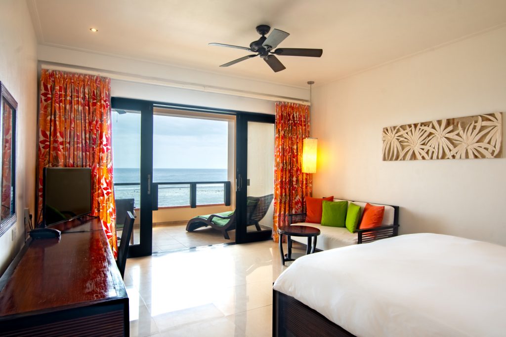 Modernes Grand Deluxe Zimmer mit Doppelbett, Holz- und Glasmaterialien, Balkon mit Meerblick auf den
