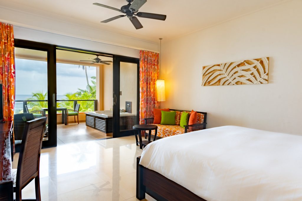 Modernes Premium Ocean Jacuzzi Zimmer mit großem Bett, Sofa, Balkon und Meerblick im DoubleTree by Hilton Seychelles