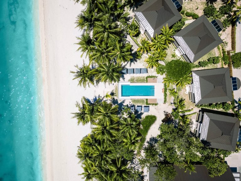Vogelperspektive auf Indian Ocean Lodge mit rechteckigem Pool, Palmen und weißem Sandstrand auf den