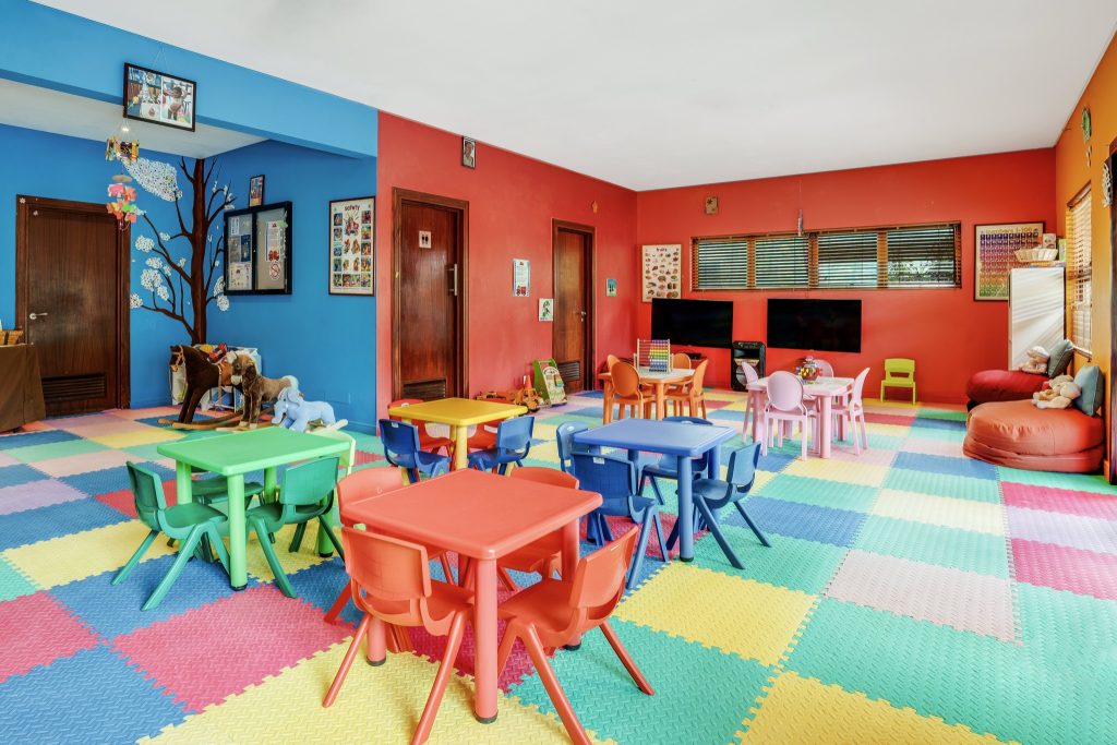 Kinderraum im Kempinski Seychelles Resort mit bunten Kunststoffmöbeln, gepolsterten Spielmatten