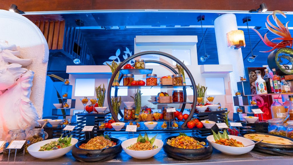 Buffet im Restaurant Lily Maa mit Salaten, eingelegtem Gemüse in Gläsern und Regalen aus Metall im Lily Beach Resort & Spa