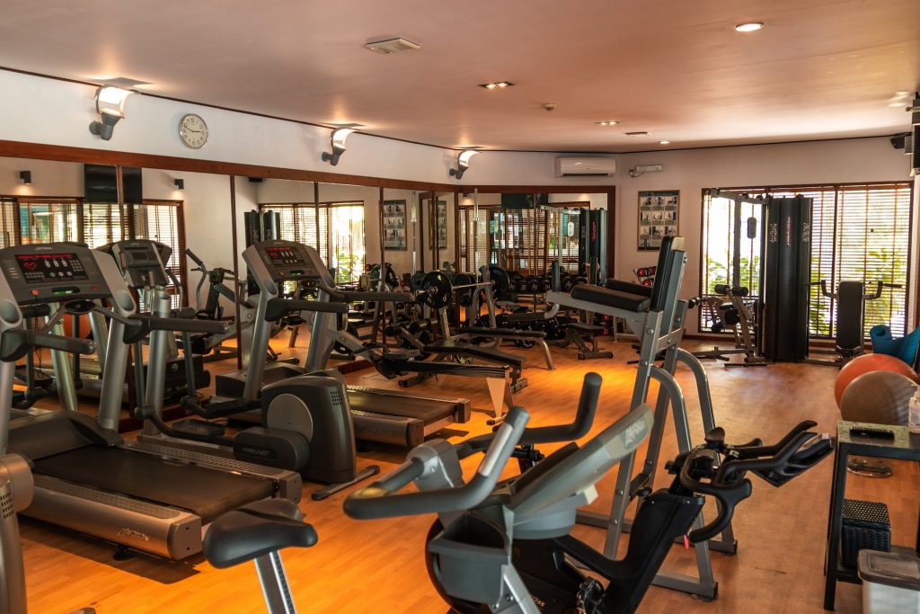 Fitnessraum im Lily Beach Resort & Spa mit Laufbändern, Heimtrainern, Kraftmaschinen