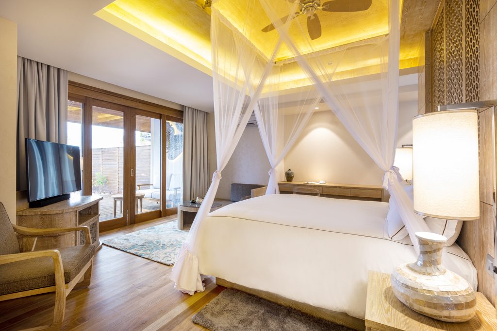 Hotelzimmer Beach Residence mit Himmelbett, Sofa, Flachbildfernseher und privater Terrasse auf den