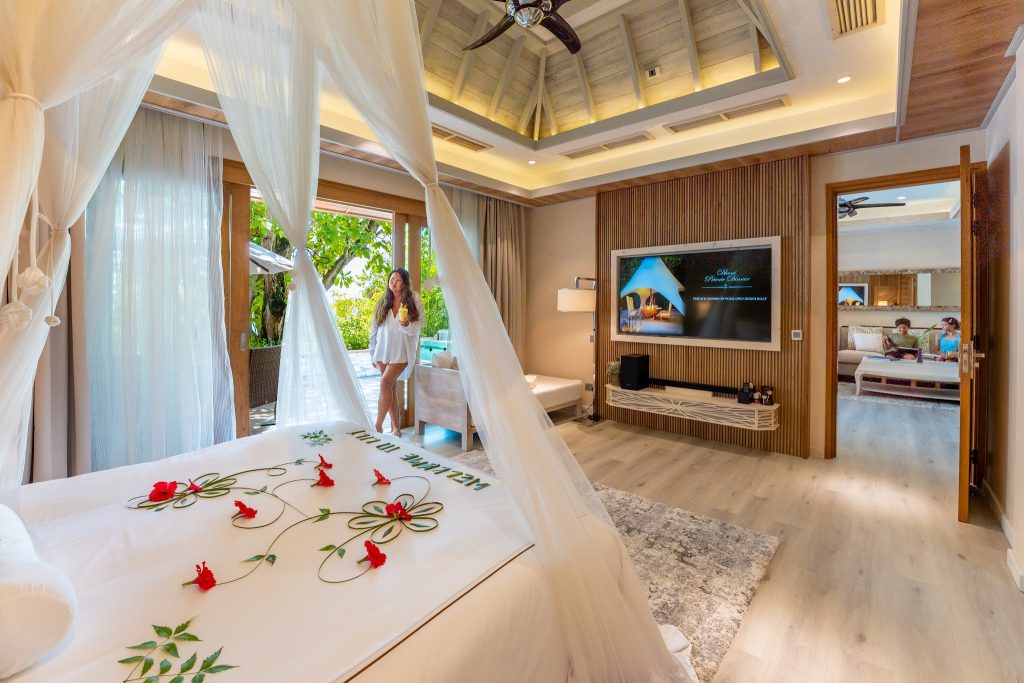 Hotelzimmer Beach Residence mit Himmelbett, weißen Vorhängen, Holzboden, Flachbildfernseher und Blick