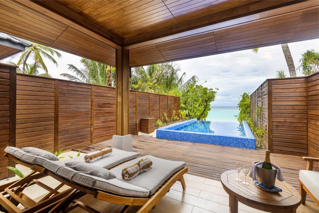 Terrasse der Beach Suite im Lily Beach Resort & Spa mit privatem Pool, Holzmöbeln, Liegen und Blick auf das Meer