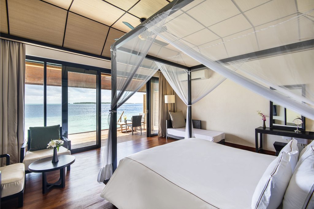 Zimmer Lagoon Villa im Lily Beach Resort & Spa mit Himmelbett, Holzboden und Meerblick auf den