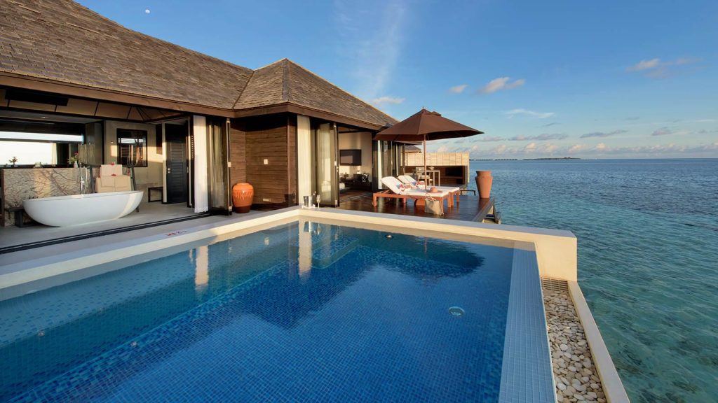 Exklusive Sunset Water Suite mit privatem Pool, Holzterrasse, freistehender Badewanne und Meerblick auf den