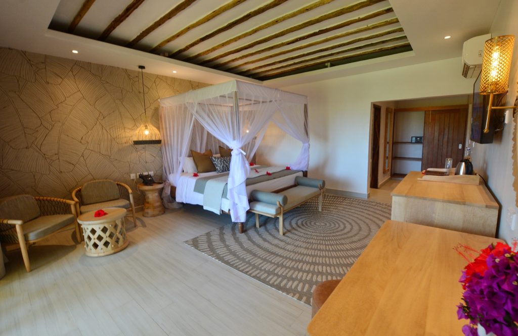 Hotelzimmer im Neptune Pwani Beach Resort & Spa mit Himmelbett, natürlichem Teppich