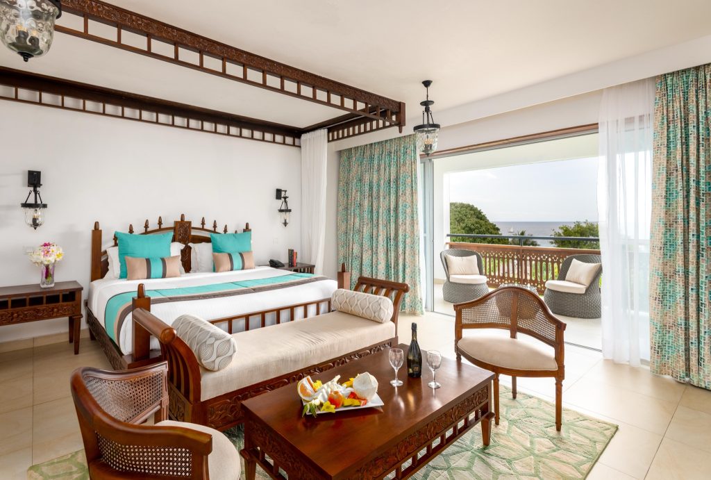 Superior Deluxe Room im Royal Zanzibar Beach Resort mit großem Bett, Holzmöbeln und Meerblick in Sansibar