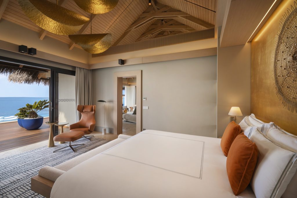 Schlafzimmer im Ocean Pool House mit Doppelbett, Glas-Schiebetür zur Terrasse und Meerblick auf den