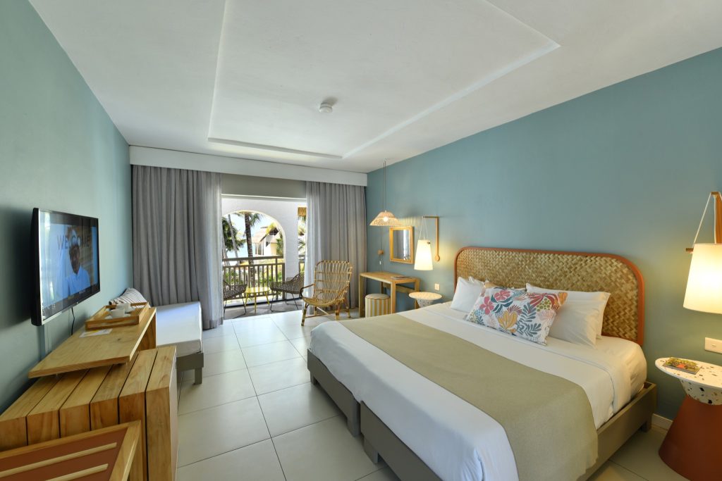 Zimmer Comfort Seaview im Veranda Palmar Beach Hotel mit Holz- und Rattanmöbeln, Flachbildfernseher und Balkon.