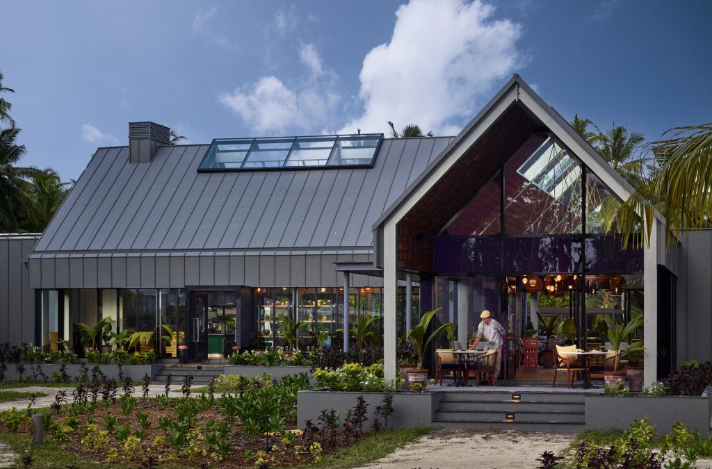 Modernes Restaurantgebäude mit Satteldach und großen Glasflächen am Waldorf Astoria Seychelles Platte Island