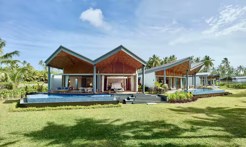 Moderne Eagle Ray Pool Villa mit spitz zulaufenden Holzdächern und privaten Pools auf den
