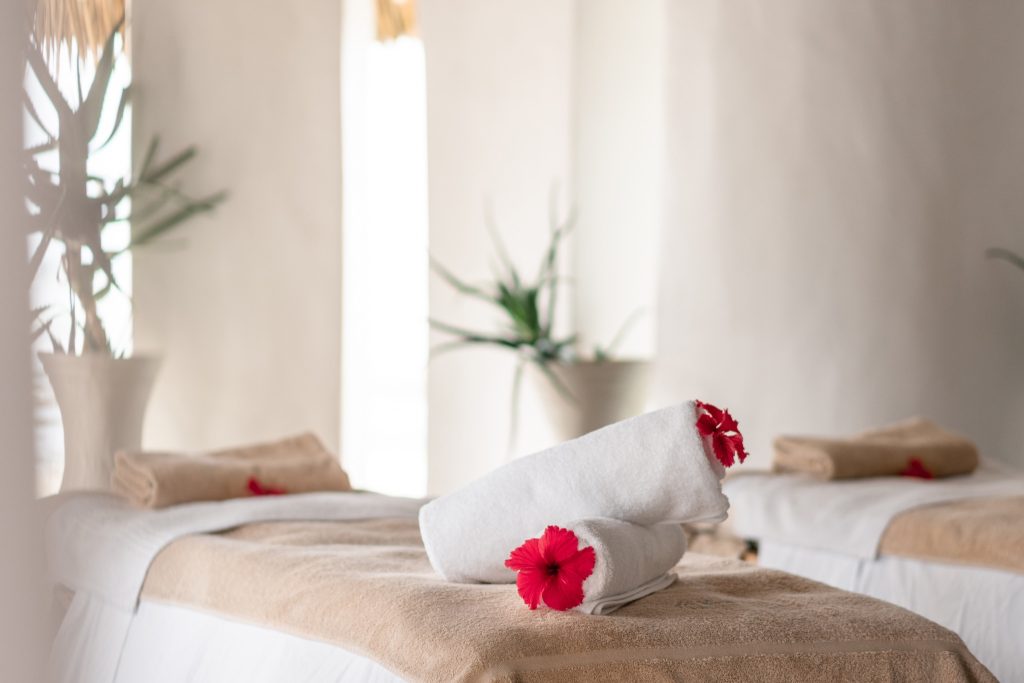 Hell beleuchteter Spa-Raum im Kiota Spa der Xanadu Villas mit zwei Massageliegen