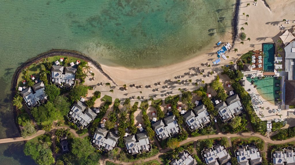 Luftaufnahme des Four Seasons Resort Mauritius At Anahita mit grau-blauen Dächern, Pool, Strand und türkisfarbenem Meer