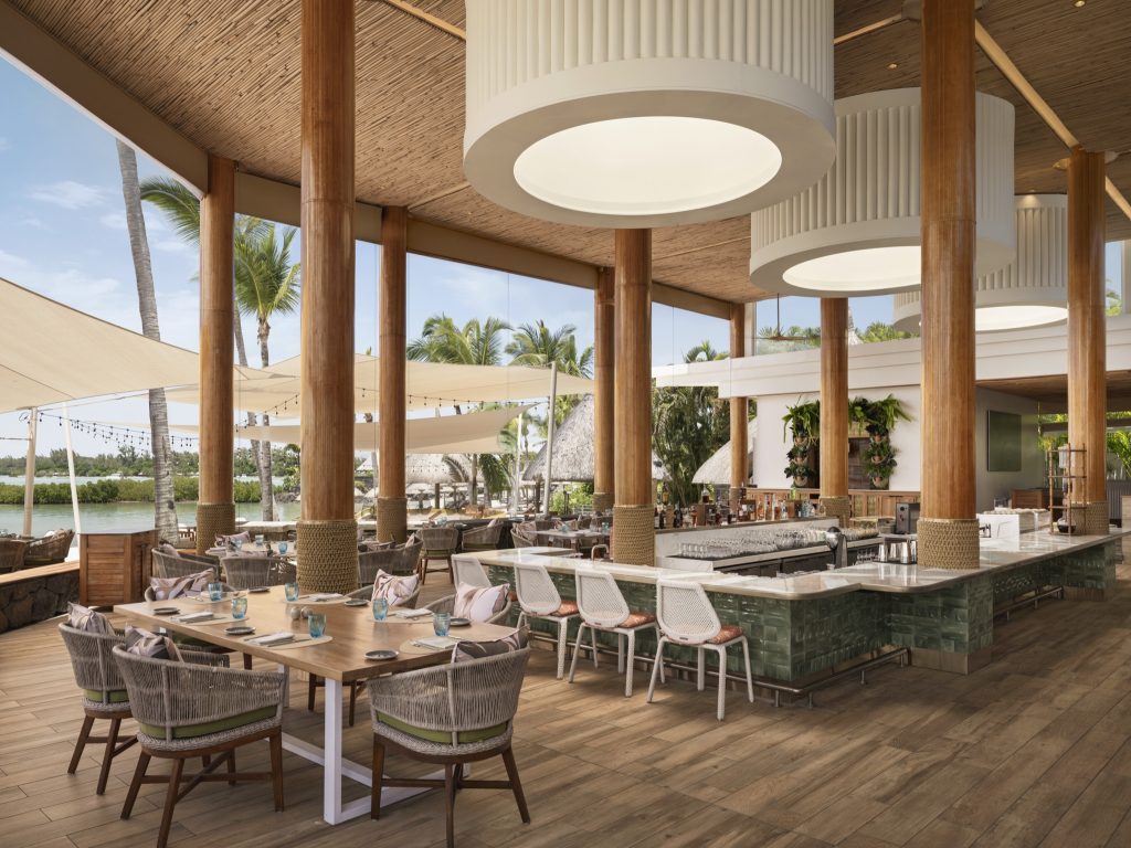 Offenes Restaurant mit großer Bar, Holzsäulen, Holzboden und Tageslicht bei Four Seasons Resort Mauritius At Anahita