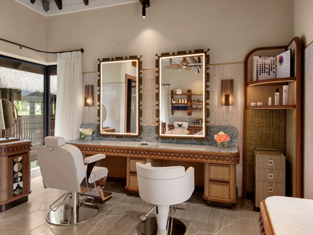 Friseursalon im Four Seasons Resort Mauritius At Anahita mit Holz, Marmorarbeitsfläche und zwei großen Spiegeln