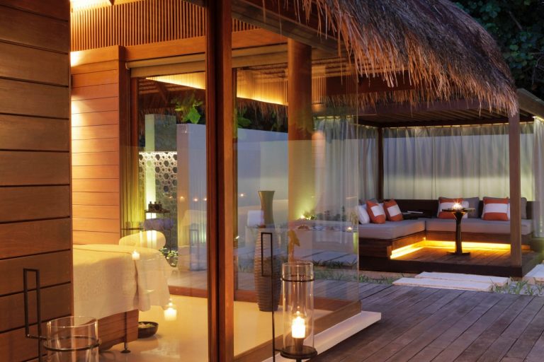 Moderner Wellnessbereich im Park Hyatt Maldives Hadahaa mit Holz, Glas, Sofas und Kerzen
