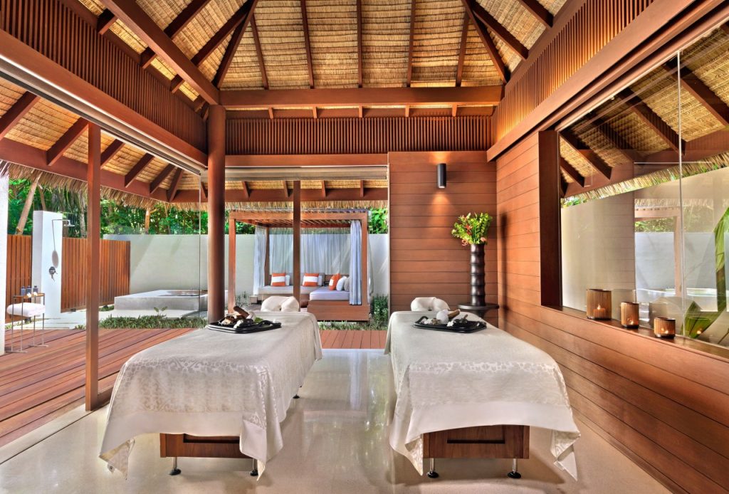 Spa-Bereich im Park Hyatt Maldives Hadahaa mit zwei Massageliegen, Holzelementen und Tageslicht