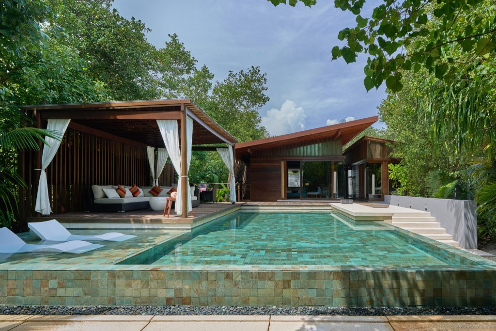 2 Bedroom Beach Pool Villa mit grün gefliertem Privatpool, schattigen weißen Liegen und Holzkonstruktion