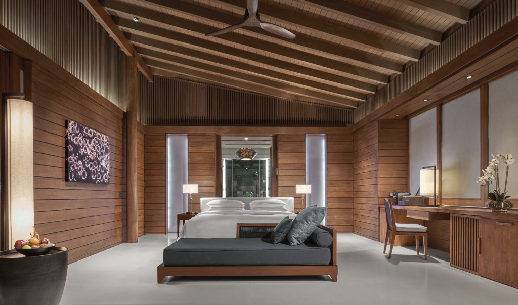 Zimmer der Beach Villa im Park Hyatt Maldives Hadahaa mit Holzdecke, großem Bett