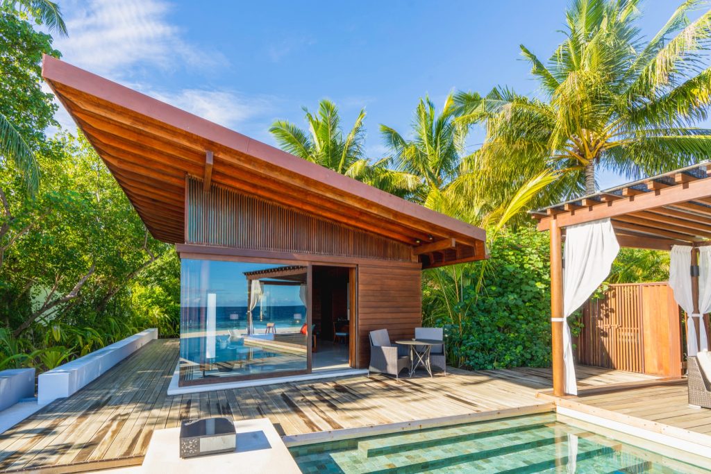 Deluxe Beach Pool Villa mit Holzterrasse, Pool, Pergola und Meerblick im Park Hyatt Maldives Hadahaa