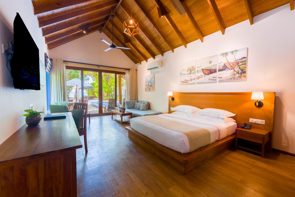 Hotelzimmer Deluxe Beach Pool Villa mit Doppelbett, Sitzecke, Schreibtisch und Terrasse, Malediven
