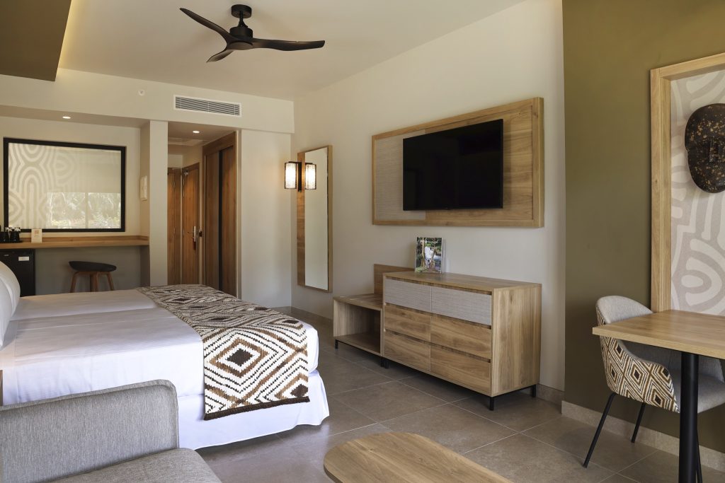Modernes Hotelzimmer Junior Suite Adapted im Hotel Riu Palace Swahili mit Holzmöbeln und geometrischen Mustern