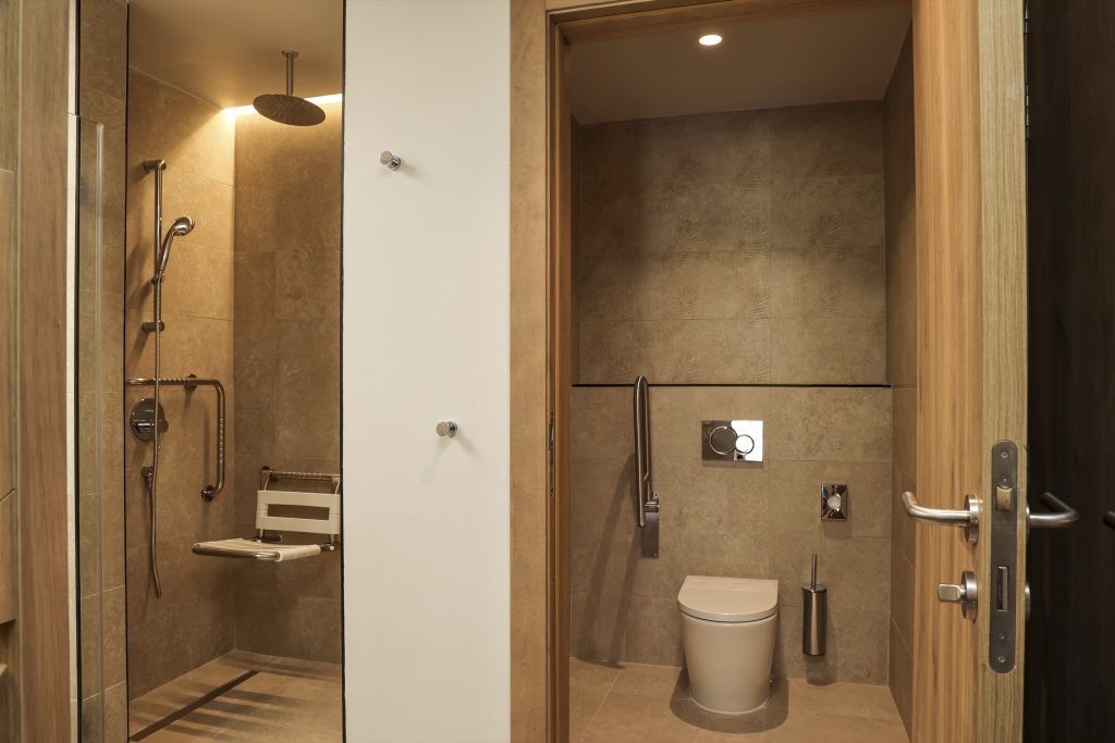 Badezimmer der Junior Suite Adapted im Hotel Riu Palace Swahili mit barrierefreier Dusche und Haltegriffen aus Edelstahl