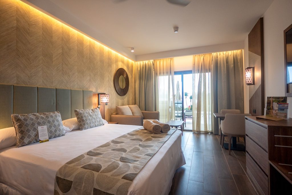Modernes Junior Suite Swim Up Zimmer im Riu Palace Zanzibar mit Doppelbett, Sessel, Balkon