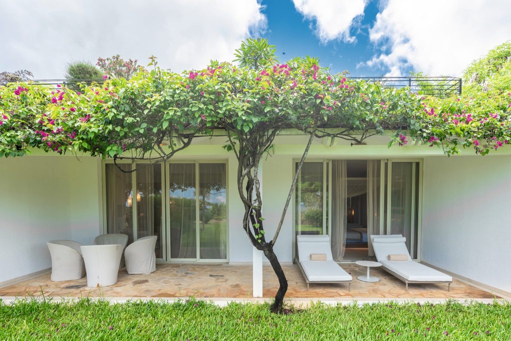 Außenansicht der Superior Ocean Suite im Riu Palace Zanzibar mit verglasten Schiebetüren und Terrasse