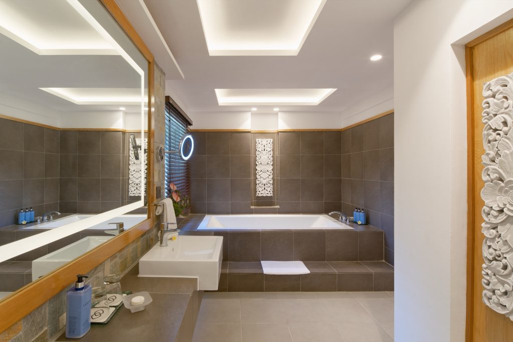 Modernes Badezimmer der Imperial Suite im Sofitel Mauritius mit rechteckigem Waschbecken.