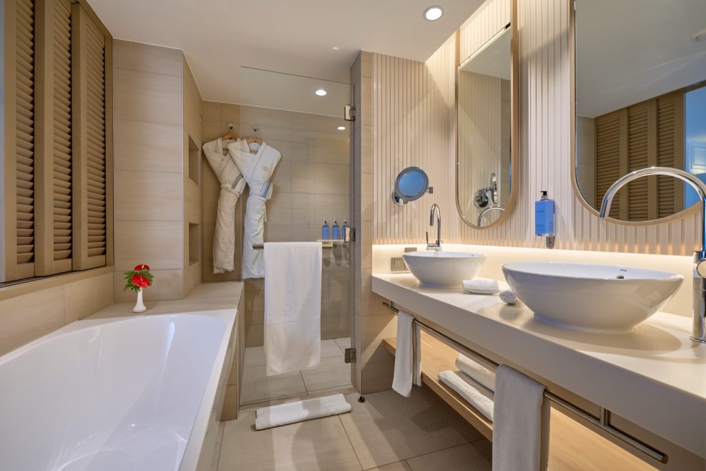 Modernes Badezimmer im Sofitel Mauritius L'Impérial Resort & Spa mit freistehender Badewanne und Doppelsink-Waschtischanlage