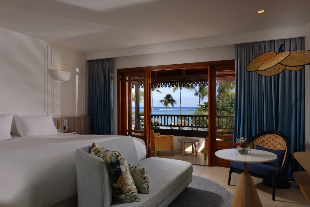 Zimmer Magnifique Room mit großem Bett, weißer Bettwäsche, Sitzecke, Balkon und Meerblick im Sofitel Mauritius