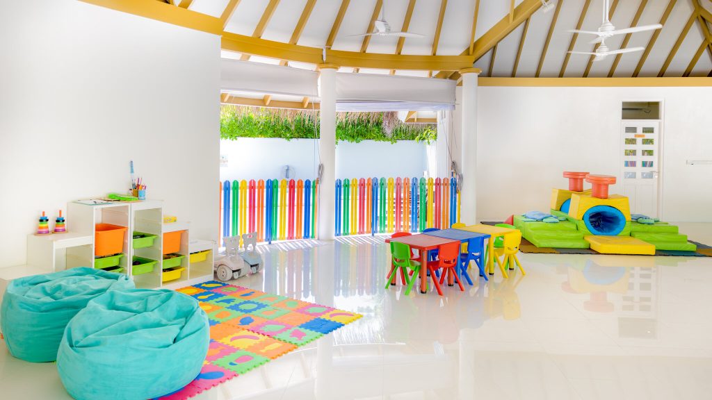 Heller Kinderspielraum im Sun Siyam Iru Veli mit bunten Möbeln, Schaumstoffmatten