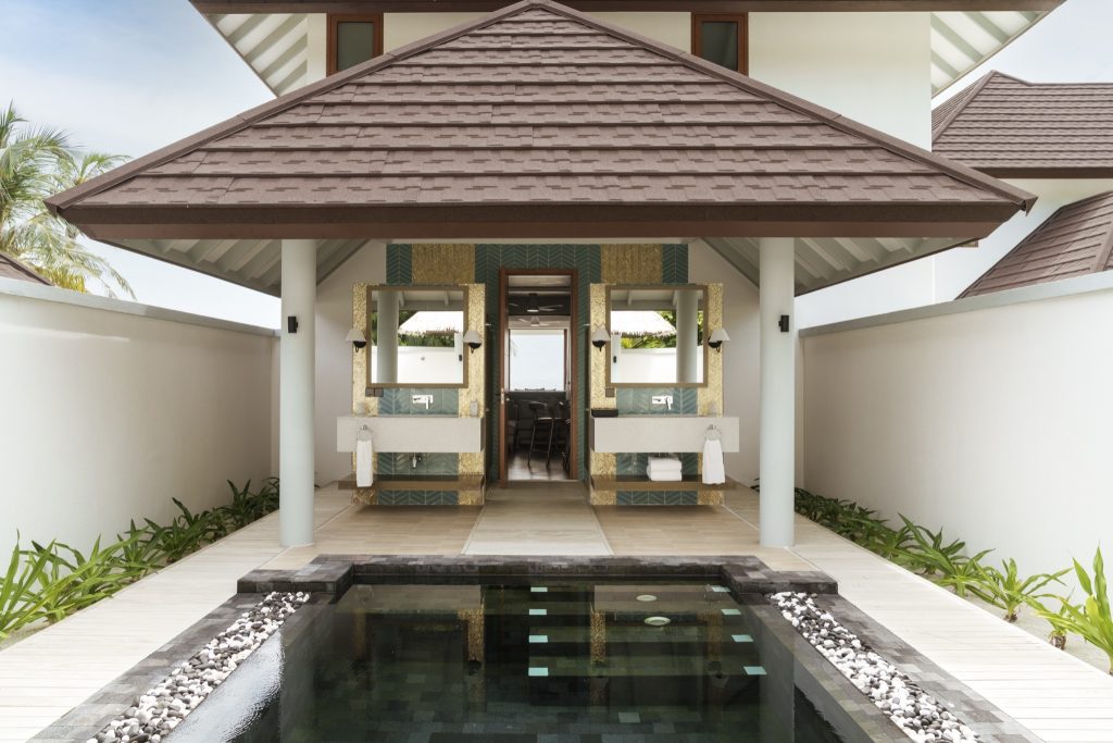 Modernes 2 Bedroom Beach Residence Zimmer mit Außenpool, Holz- und Steinakzenten im Sun Siyam Olhuveli auf den