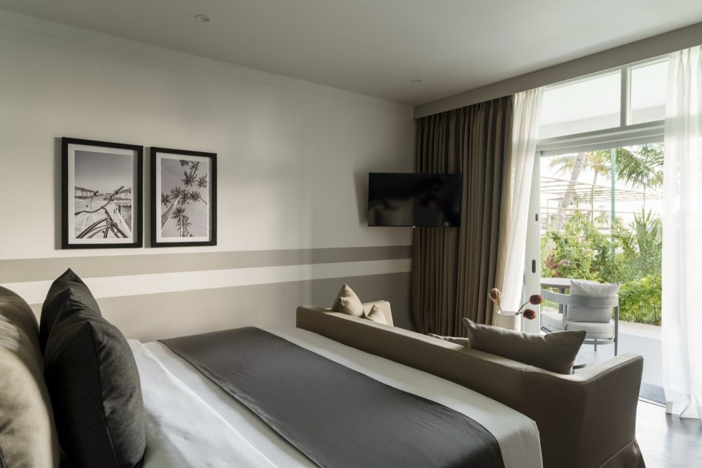 Modernes Beach Pavilion Zimmer mit großem Bett, Flachbildfernseher, Terrasse und Gartenblick auf den