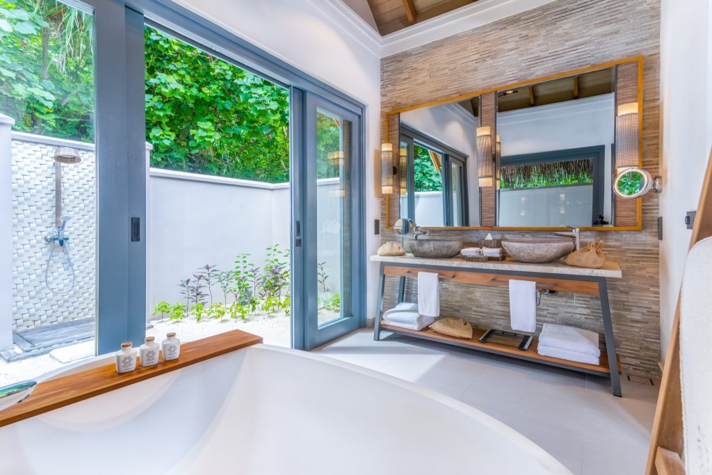 Badezimmer in der Beach Villa Plunge Pool mit freistehender Badewanne, Doppelwaschbecken