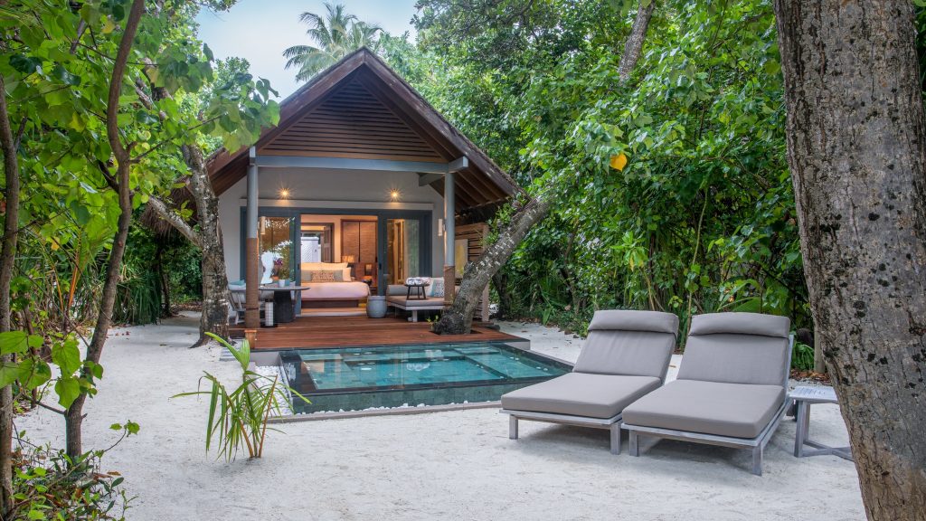 Beach Villa Plunge Pool mit Holzterrasse, Liegestühlen auf Sand und offenem Eingangsbereich auf den