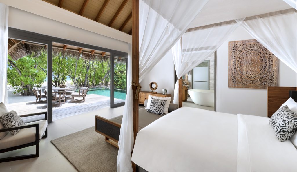 Modernes Schlafzimmer mit Himmelbett und Zugang zur Terrasse der One Bedroom Deluxe Beach Pool Residence im Vakkaru Maldives