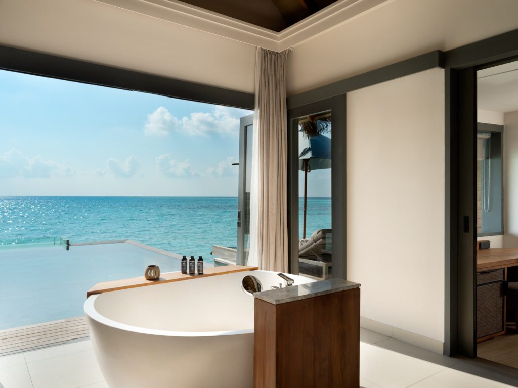 Badezimmer mit freistehender Badewanne, Infinity-Pool und Meerblick im One Bedroom Over Water Pool Residence